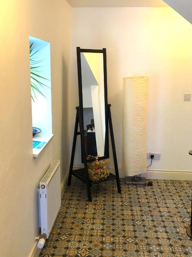 Dingle Garden Townhouse Acomodação com café da manhã Exterior foto A floor standing mirror