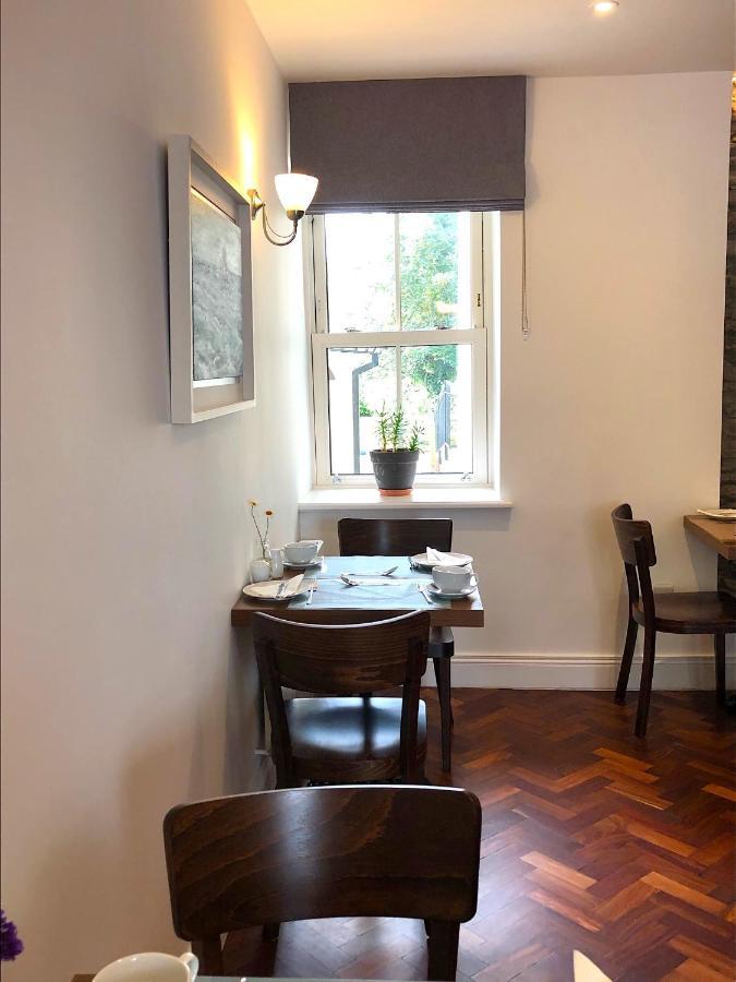 Dingle Garden Townhouse Acomodação com café da manhã Exterior foto A table at the restaurant