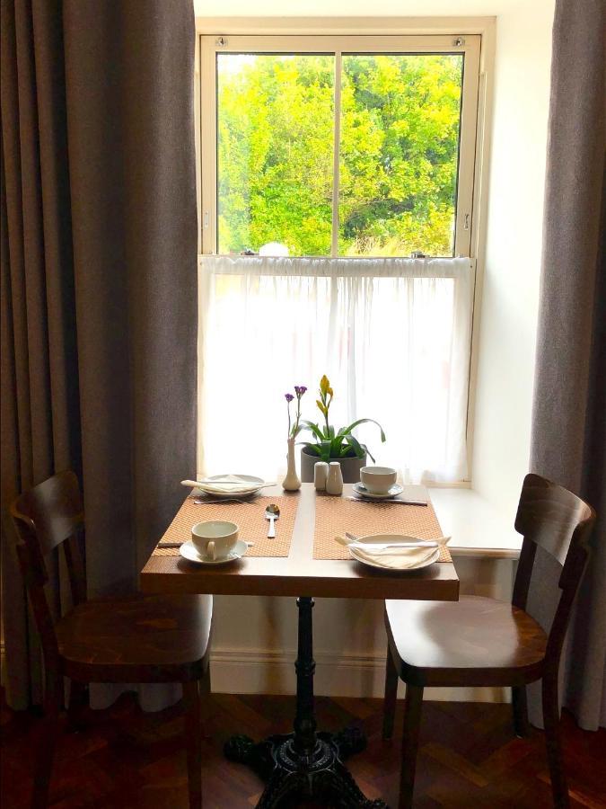 Dingle Garden Townhouse Acomodação com café da manhã Exterior foto A table set for breakfast