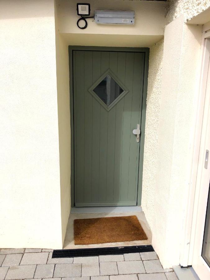 Dingle Garden Townhouse Acomodação com café da manhã Exterior foto A composite door