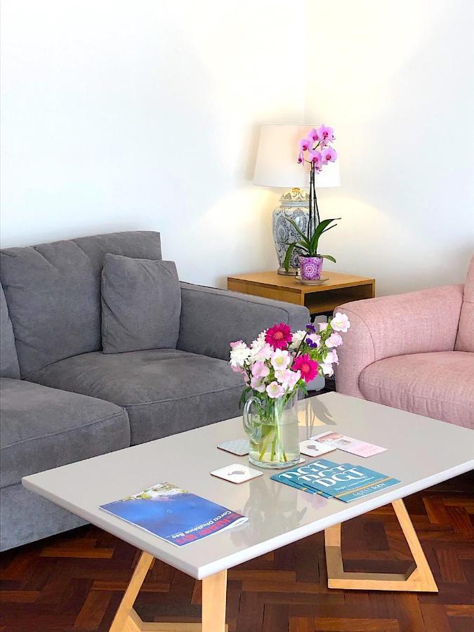 Dingle Garden Townhouse Acomodação com café da manhã Exterior foto A living room with a coffee table