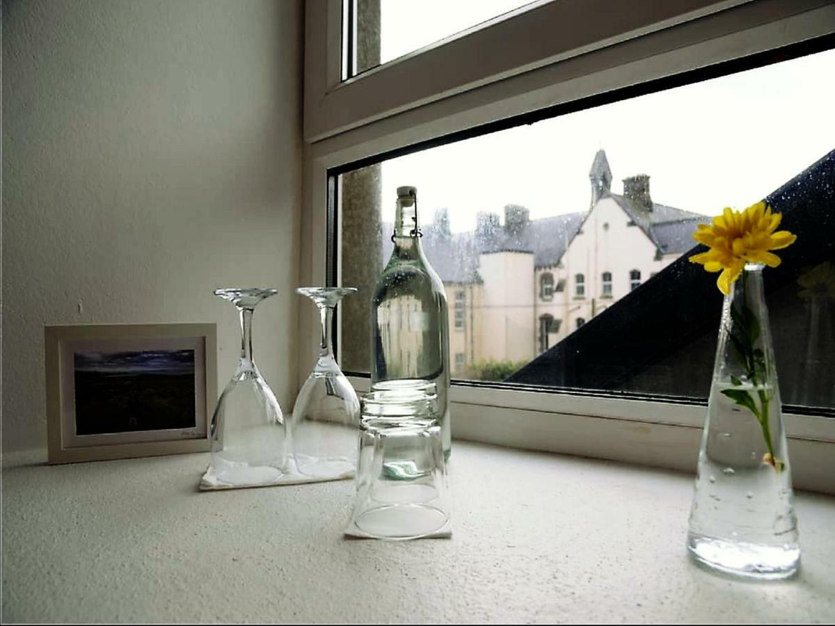 Dingle Garden Townhouse Acomodação com café da manhã Exterior foto A windowsill