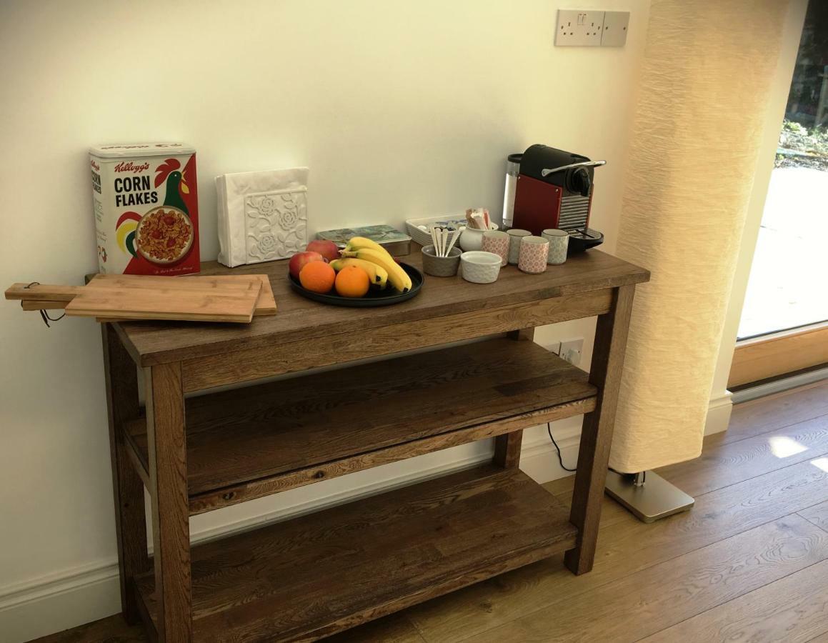 Dingle Garden Townhouse Acomodação com café da manhã Exterior foto A coffee table with a coffee machine