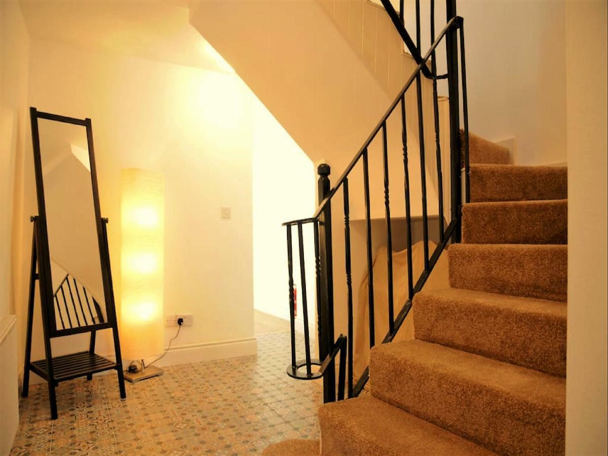 Dingle Garden Townhouse Acomodação com café da manhã Exterior foto A staircase with a handrail