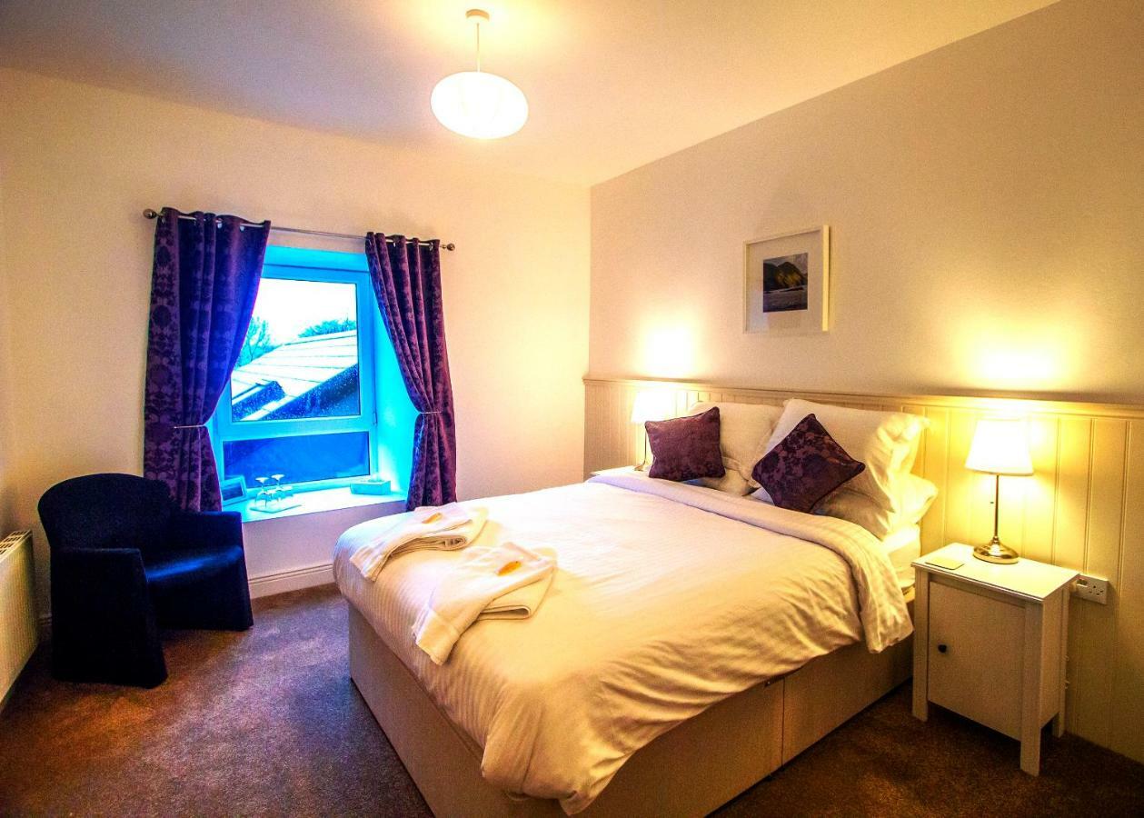 Dingle Garden Townhouse Acomodação com café da manhã Exterior foto A bedroom at the Old Post Office