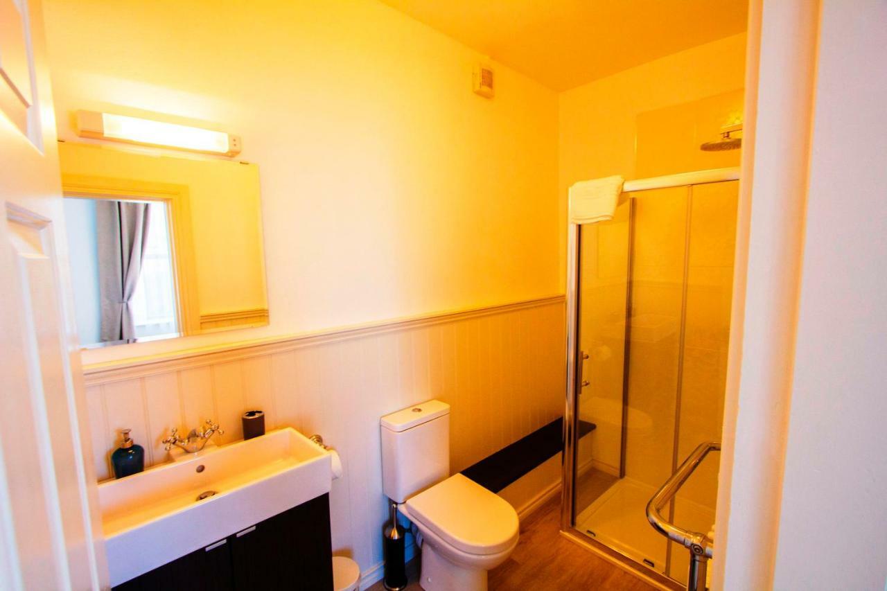 Dingle Garden Townhouse Acomodação com café da manhã Exterior foto A typical bathroom in a student house