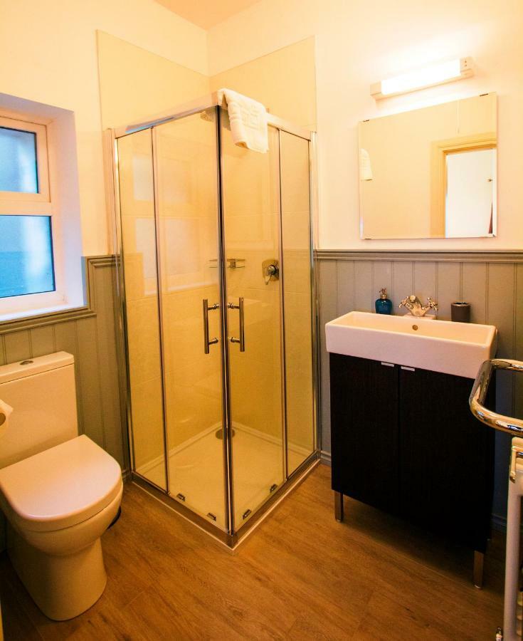 Dingle Garden Townhouse Acomodação com café da manhã Exterior foto A shower enclosure