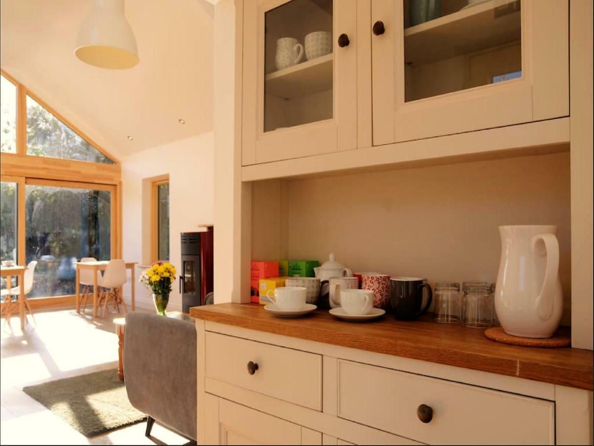 Dingle Garden Townhouse Acomodação com café da manhã Exterior foto A kitchen